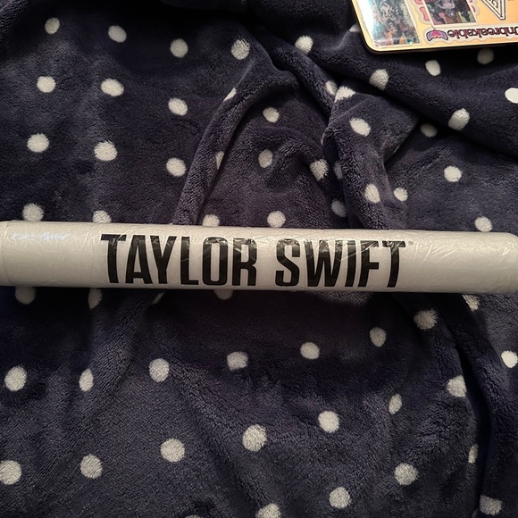 Taylor Swift The Red Tour Light Up Baton - Picture 1 of 3